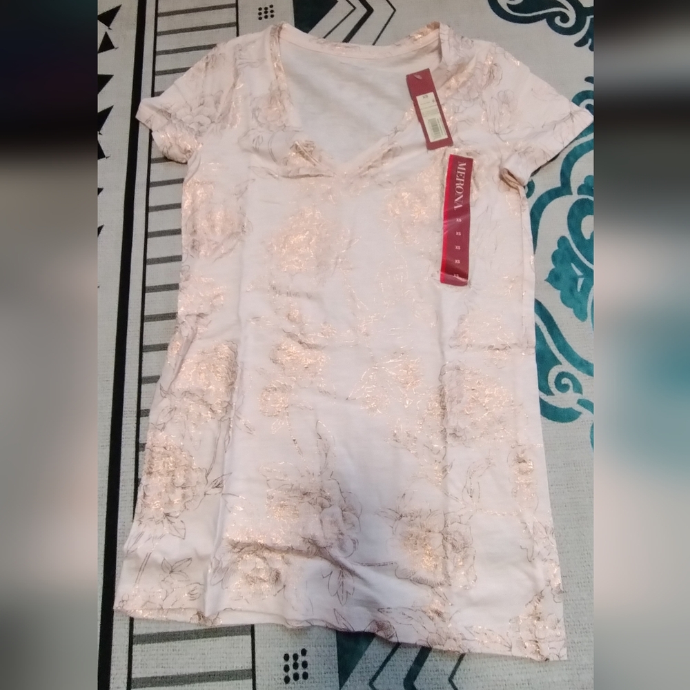 NWT!  Merona Xs Pink With Rose Gold Flowers V Neck Top